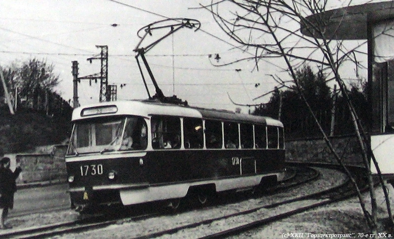 Tatra-T3SU #1730 30-го маршрута на Журавлевском спуске выполняет техническую остановку