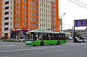 Богдан-Т70117 #2612 35-го маршрута на улице Гвардейцев Широнинцев перед перекрестком с улицей Дружбы Народов